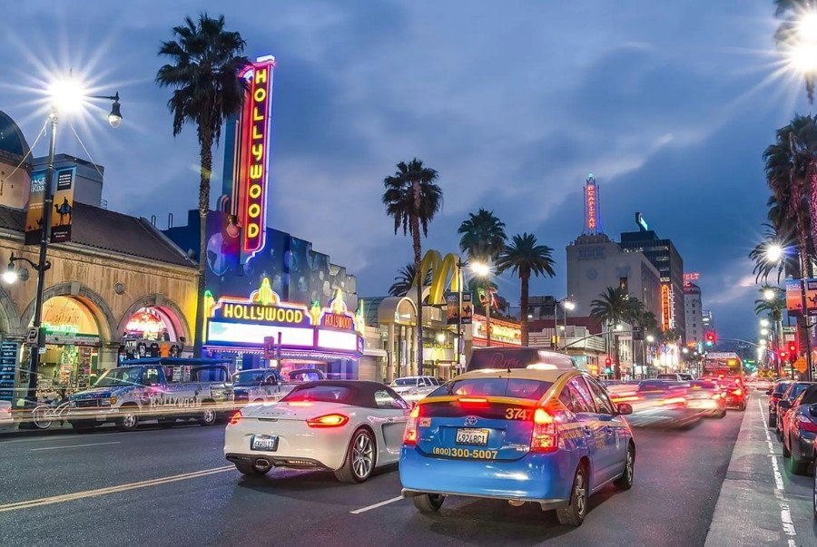 Khung cảnh nhộn nhịp của Hollywood mỗi khi màn đêm buông xuống