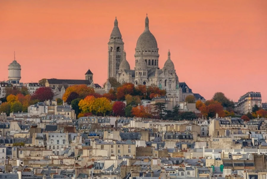 Đồi Montmartre từ lâu đã nổi tiếng là điểm hẹn của giới nghệ sĩ và những tâm hồn yêu nghệ thuật