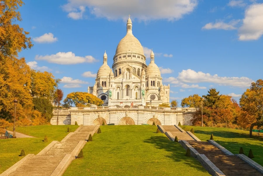 Nhà thờ Sacré-Cœur sừng sững giữa đồi Montmartre