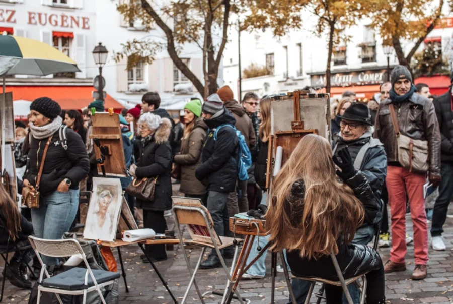 Quảng trường Place du Tertre là nơi hội ngộ của nhiều hoạ sĩ từ khắp nơi