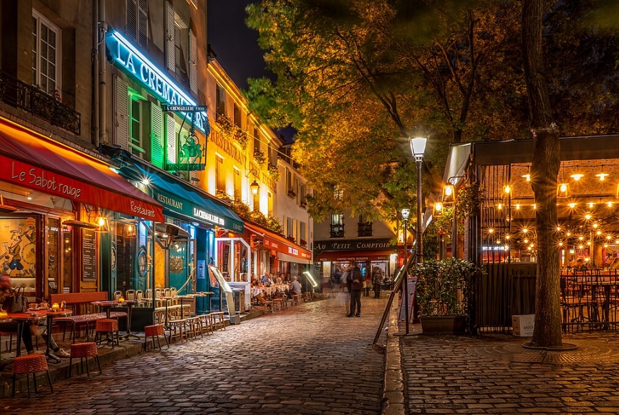 Khung cảnh lãng mạn của quảng trường Place du Tertre khi về đêm