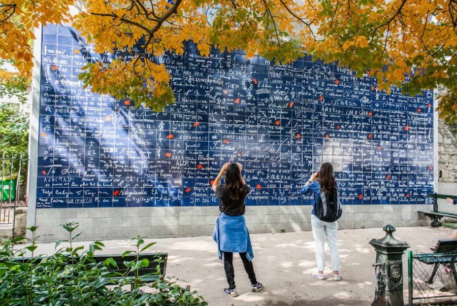 Bức tường tình yêu Le mur des je t'aime là điểm check-in được rất nhiều bạn trẻ săn đón khi đến Montmartre