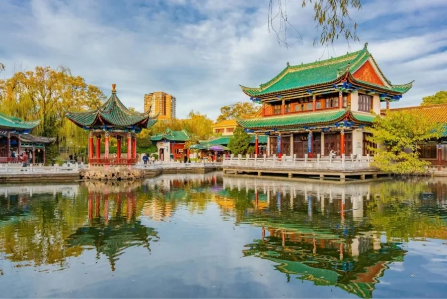 Sắc vàng thu dịu dàng cùng với nét cổ kính tại công viên Đại Quan