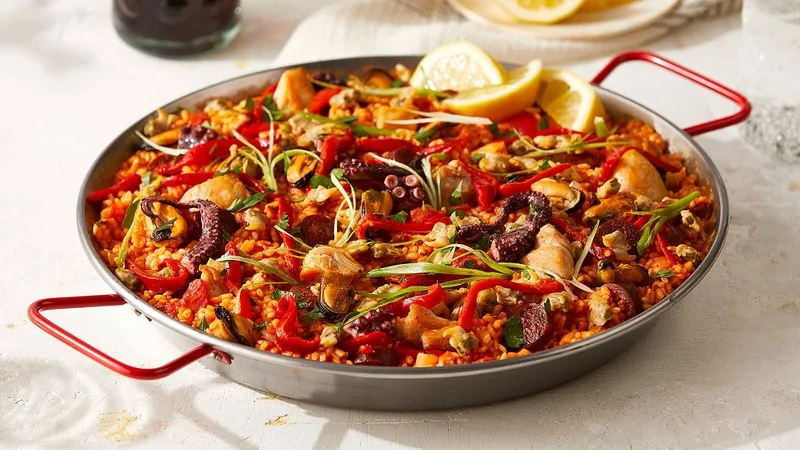 Paella ​là biểu tượng ẩm thực nổi tiếng nhất của Tây Ban Nha