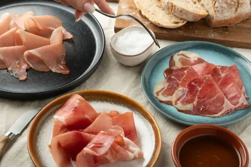 Jamón với đùi heo muối và ủ khô được cắt lát mỏng