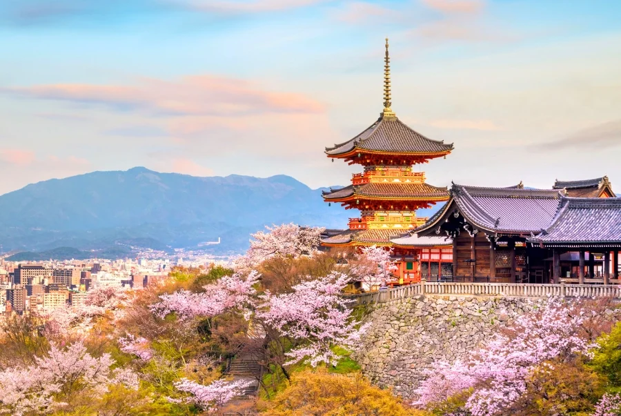 Đời sống tín ngưỡng Kyoto vô cùng phong phú với hàng nghìn ngôi đền chùa lớn nhỏ
