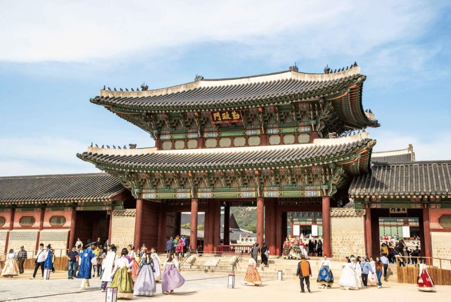 Vào những ngày đầu năm người dân địa phương lẫn du khách quốc tế đều đến viếng chùa để cầu nguyện cho năm mới