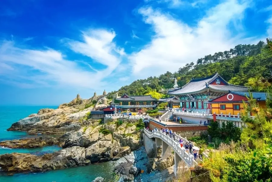 Chùa Haedong Yonggungsa là một trong những ngôi chùa có lối kiến trúc độc đáo được xây dựng nằm sát biển