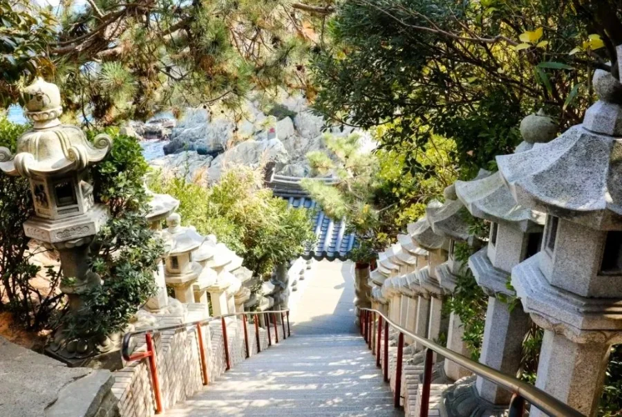 Để lên cổng chùa du khách phải đi qua một đoạn dài với hàng trăm bậc đá quanh sườn núi