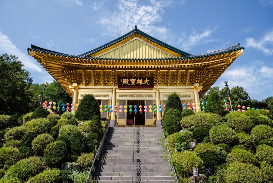 Chùa Suguksa chủ yếu được xây dựng bằng gỗ và đá tự nhiên