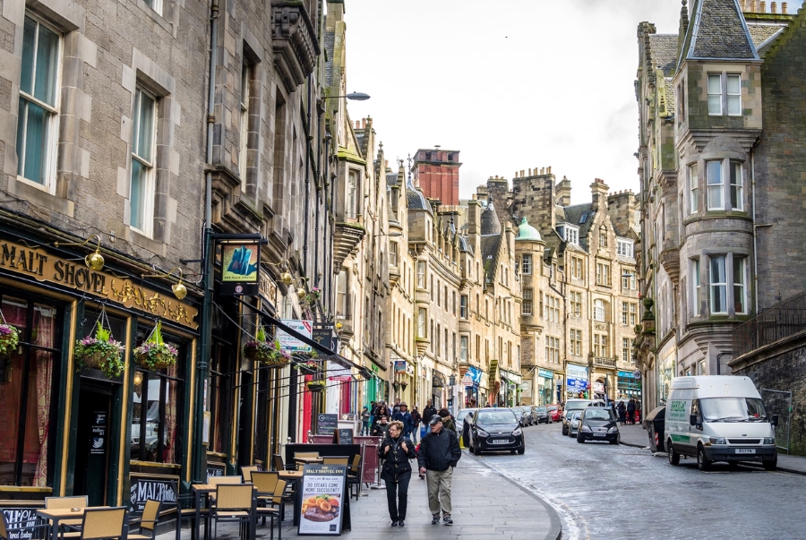 Old Town tại Edinburgh luôn hấp dẫn biết bao du khách bởi những con phố uốn lượn cùng các công trình mang dấu ấn trung cổ