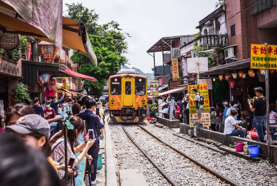 Du khách cần lưu ý giữ khoảng cách an toàn khi chụp ảnh ở khu vực đường tàu