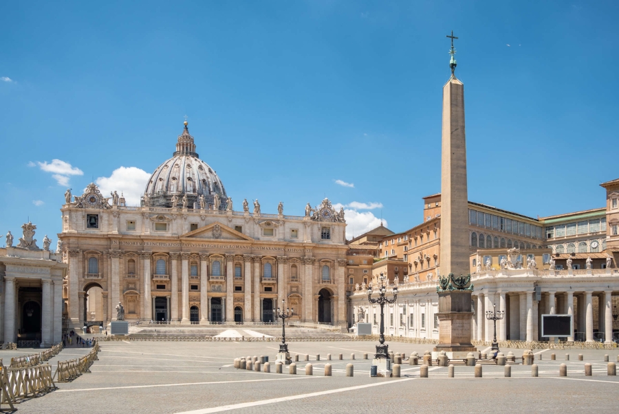 Quảng trường St Peter nằm ngay phía trước Nhà thờ Thánh Peter