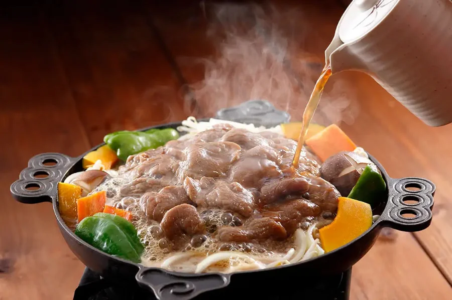 Lẩu Jingisukan là một món ăn độc đáo và là đặc sản của Hokkaido, đặc biệt phổ biến ở Sapporo