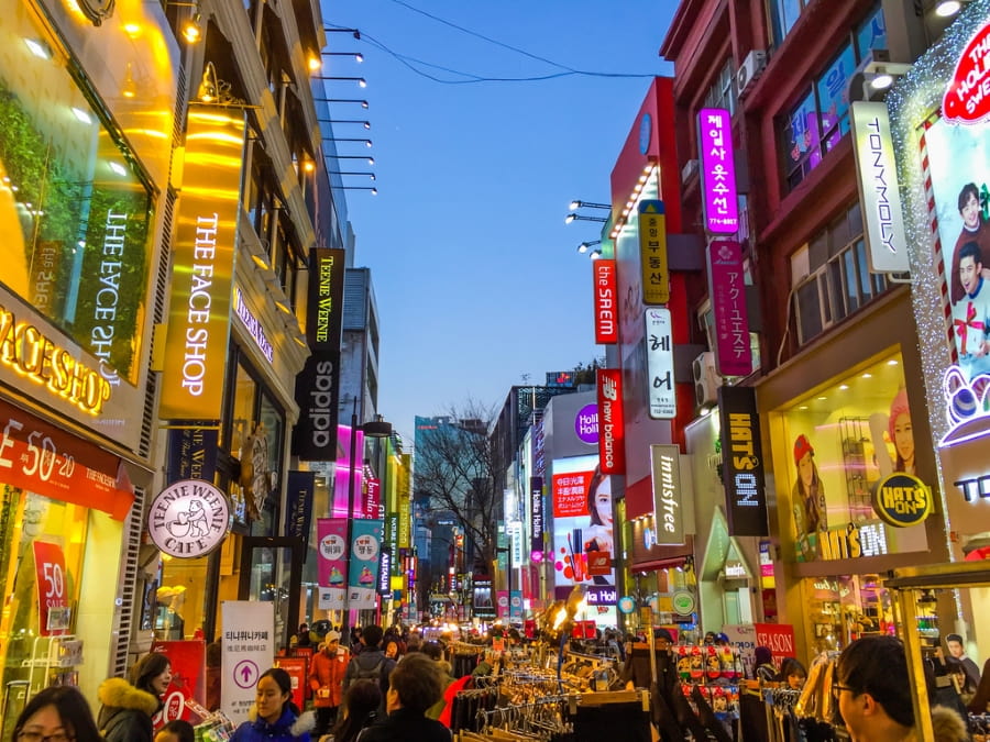 Myeongdong không chỉ nổi tiếng với các shop mỹ phẩm mà còn là nơi diễn ra nhiều hoạt động nghệ thuật đường phố