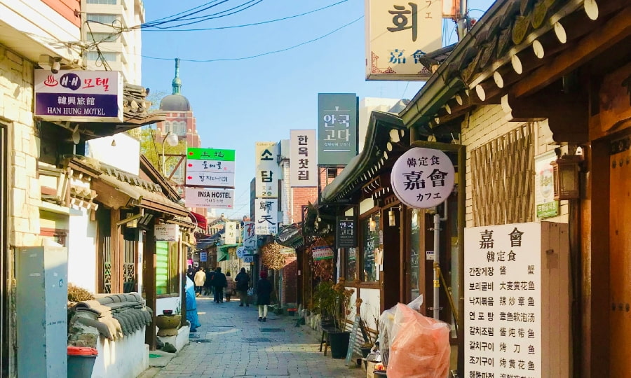 Khi bạn đến Insadong, bạn sẽ cảm nhận được sự giao thoa giữa văn hóa truyền thống và hiện đại