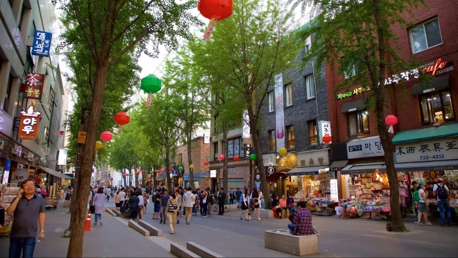 Insadong nổi tiếng với các cửa hàng bán đồ thủ công mỹ nghệ, tranh vẽ và các sản phẩm văn hóa truyền thống khác