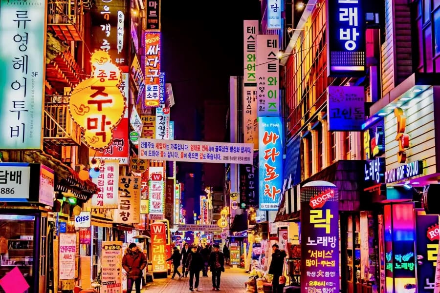 Itaewon được biết đến như một khu phố đa văn hóa, thu hút du khách từ khắp nơi trên thế giới
