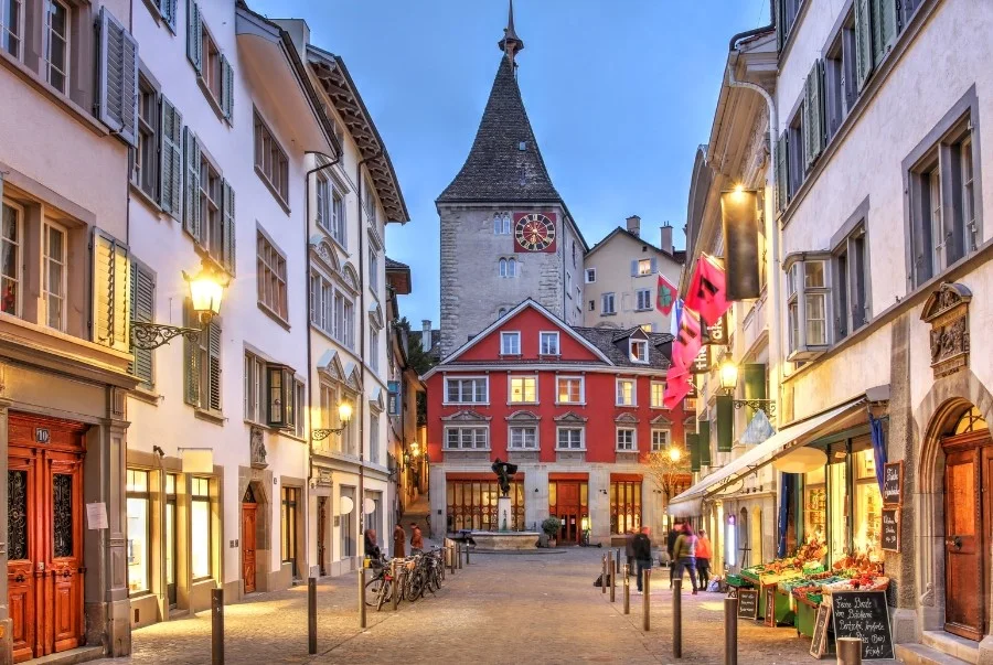Altstadt Zurich khu phố cổ lưu giữ vẻ đẹp Trung cổ giữa lòng thành phố.