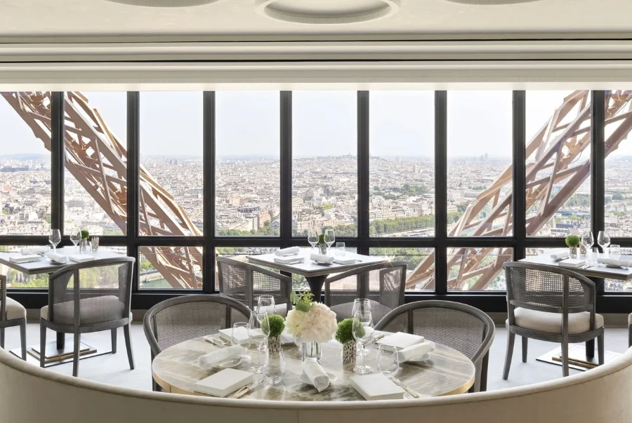 Nhà hàng bên trong tháp Eiffel