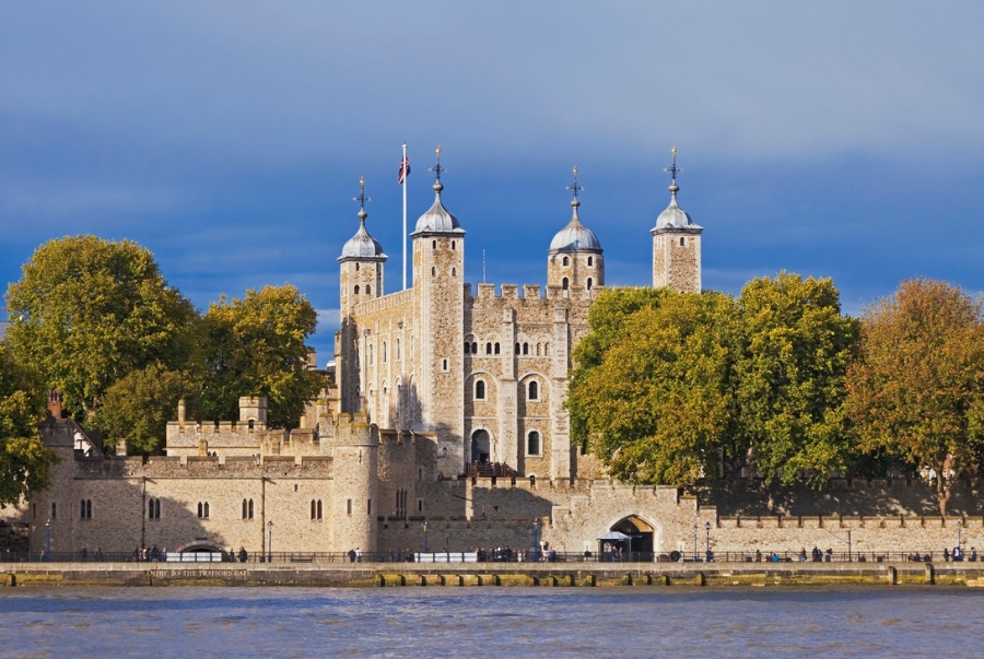 Tháp London toạ lạc bên bờ phía bắc của dòng sông Thames
