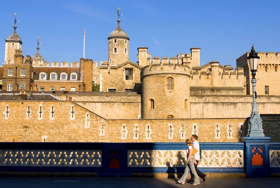 Tháp London khá rộng nên du khách hãy chuẩn bị một bộ trang phục thật thoải mái