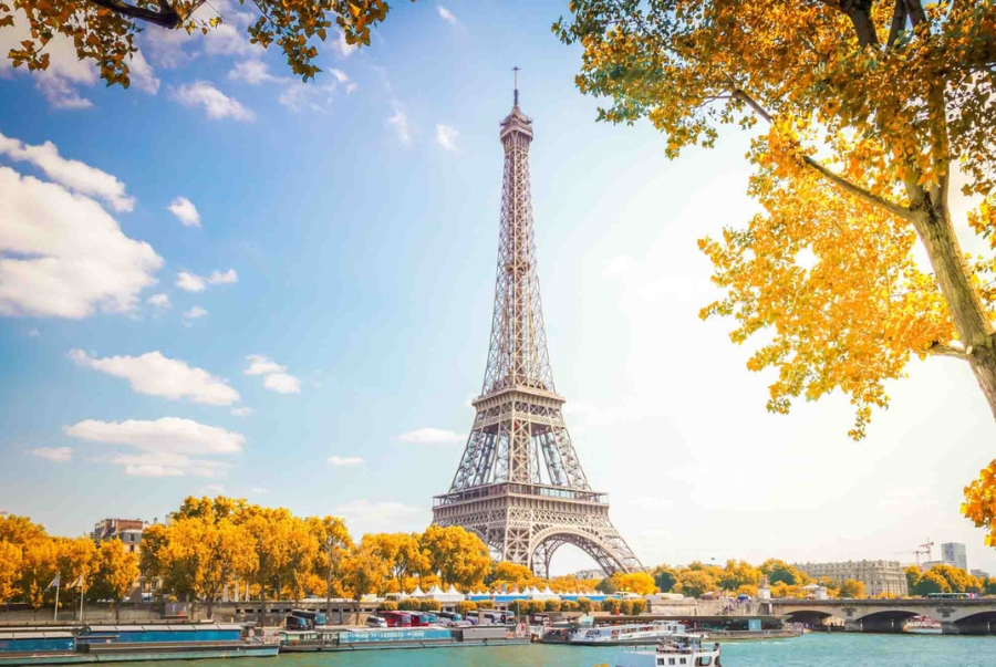 Paris mùa thu quyến rũ với lá vàng khoe sắc bên biểu tượng Tháp Eiffel