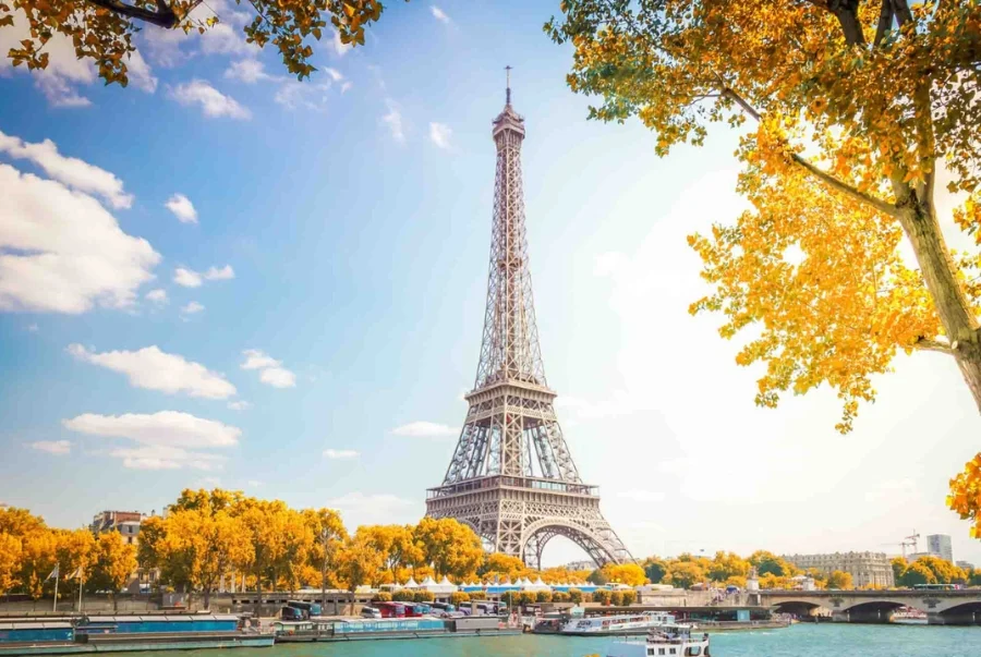 Paris mùa thu quyến rũ với lá vàng khoe sắc bên biểu tượng Tháp Eiffel