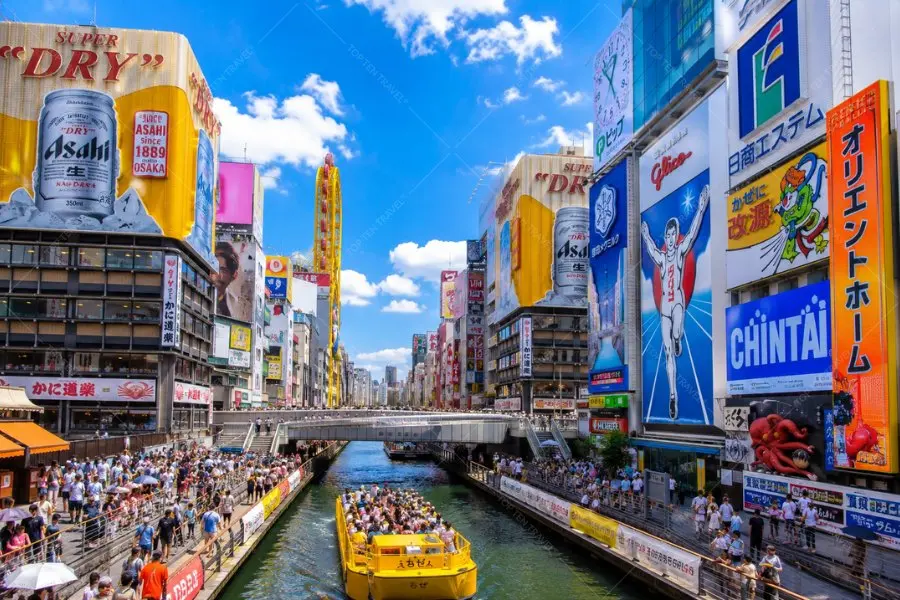Dotonbori khiến du khách choáng ngợp bởi những bảng hiệu khổng lồ, những màn hình LED rực rỡ
