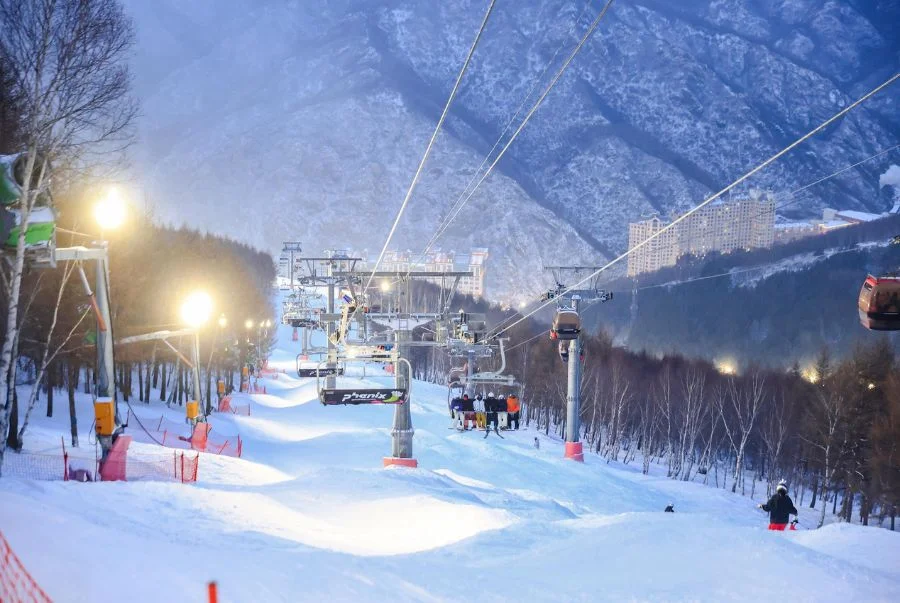 Hệ thống cáp treo tại Wanlong Ski Resort giúp du khách dễ dàng di chuyển