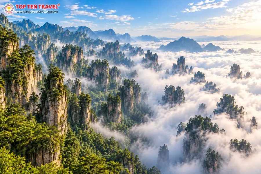 Những tầng mây nhẹ nhàng trôi qua các đỉnh núi tạo nên cảnh sắc ngoạn mục tại Viên Gia Giới