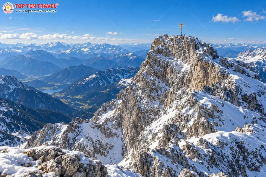 Đỉnh Zugspitze phủ tuyết giữa những dãy núi Alps trùng điệp dưới bầu trời xanh trong
