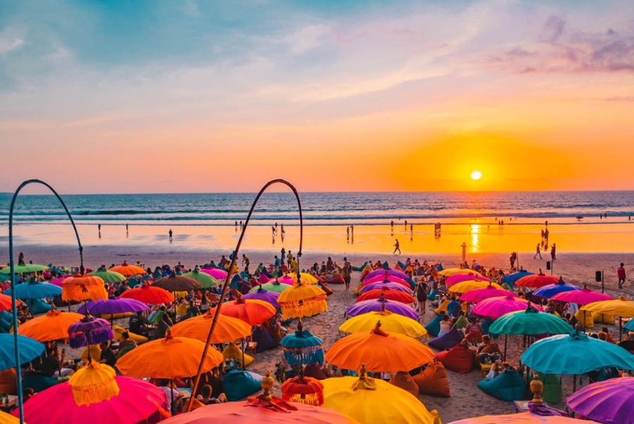 Seminyak Beach nổi tiếng với các nhà hàng và quán cà phê ven biển