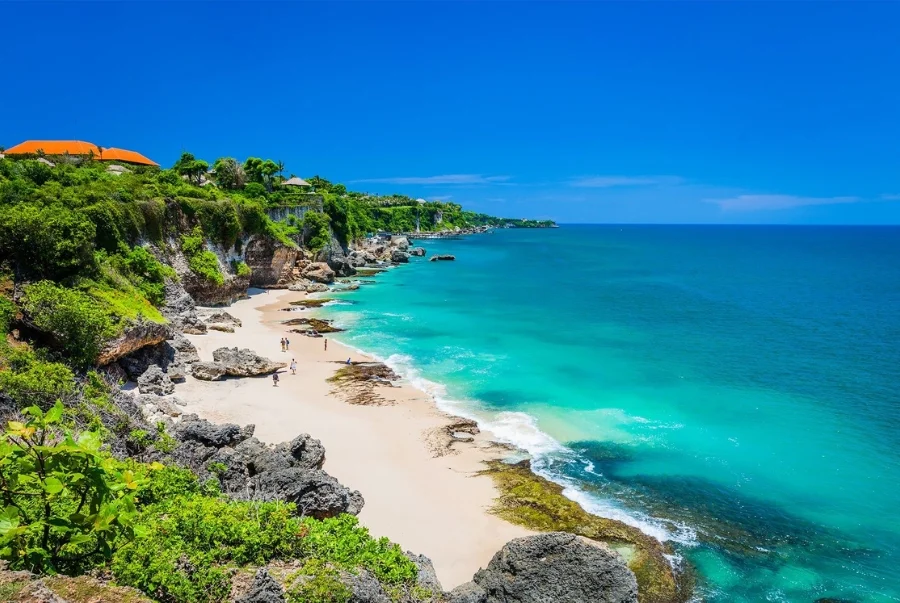 Jimbaran Beach phù hợp cho những du khách yêu thích tắm biển hoặc tản bộ ven biển