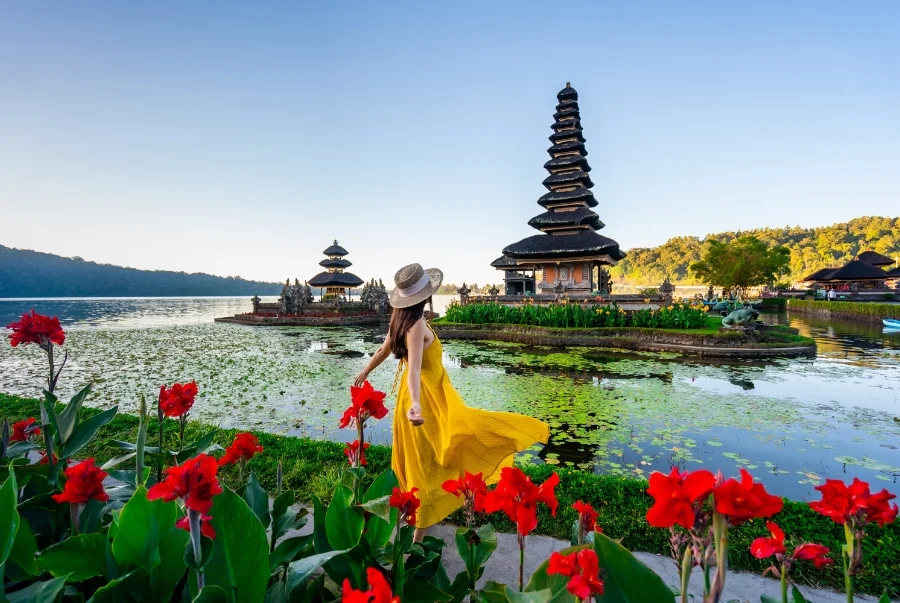 Bali nằm trong vùng khí hậu nhiệt đới gió mùa nhiệt độ trung bình quanh năm từ 26 đến 32 độ C