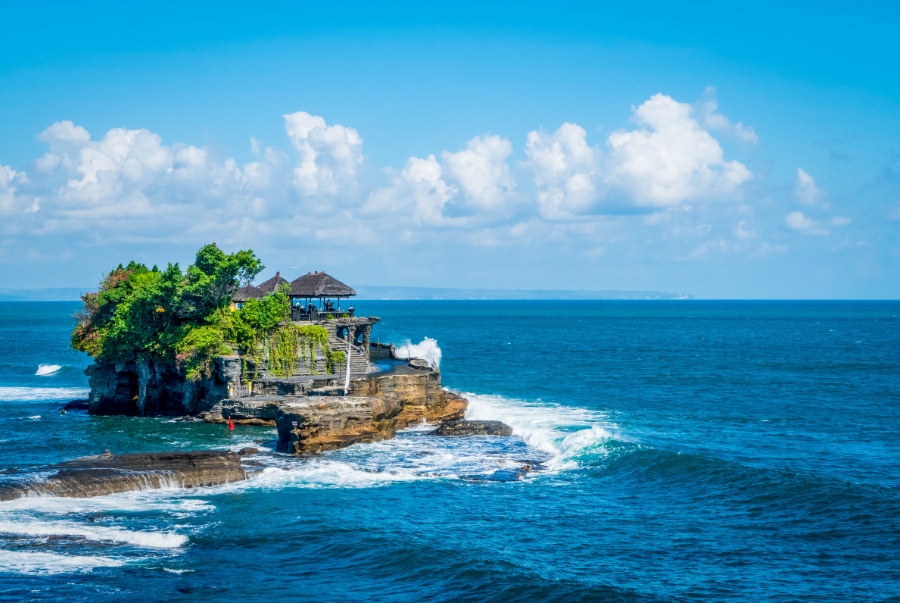 Đền Tanah Lot là biểu tượng văn hoá và tôn giáo của Bali mang đậm dấu ấn của đạo Hindu
