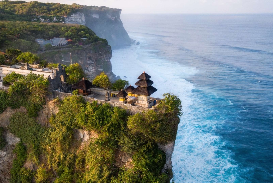 Đền Uluwatu nằm trên vách đá cheo leo cao hơn 70 mét so với mực nước biển