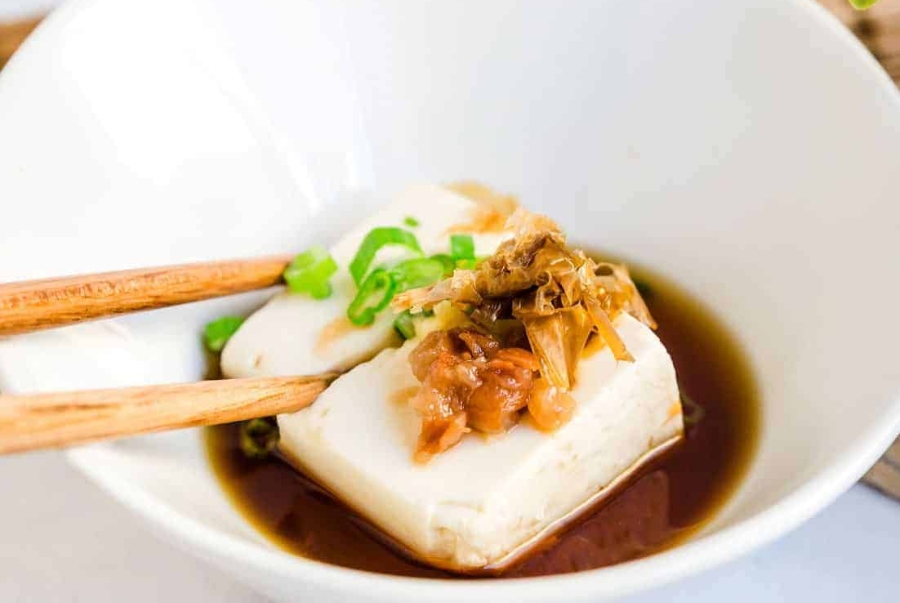Yudofu là món đậu phụ luộc ăn kèm nước chấm nhẹ