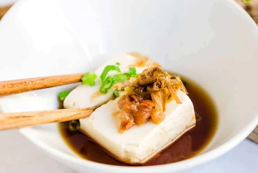 Yudofu là món đậu phụ luộc ăn kèm nước chấm nhẹ
