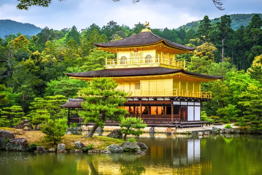 Chùa Kinkaku ji nổi bật với hai tầng trên của chánh điện được dát hoàn toàn bằng vàng lá