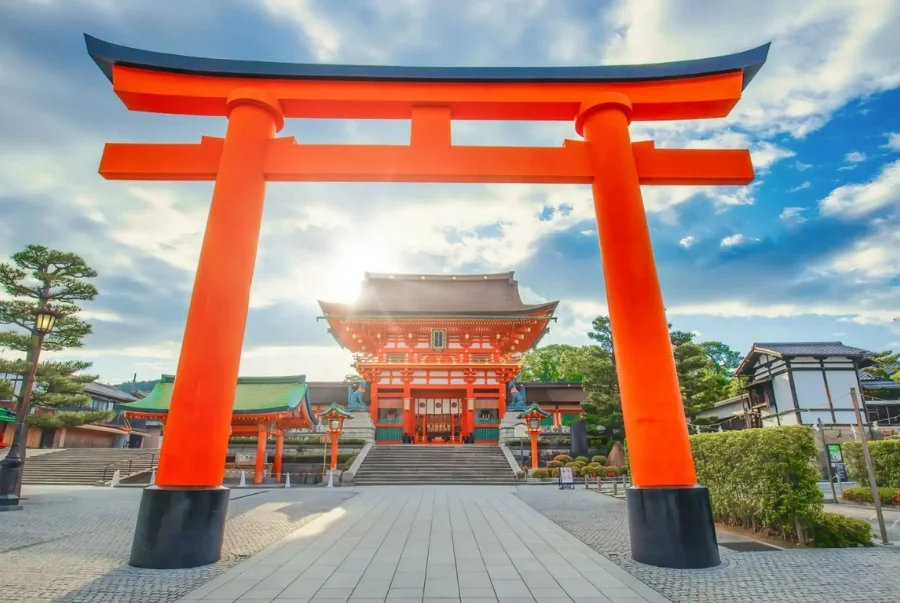 Fushimi Inari Taisha nổi tiếng với hệ thống cổng torii màu đỏ cam