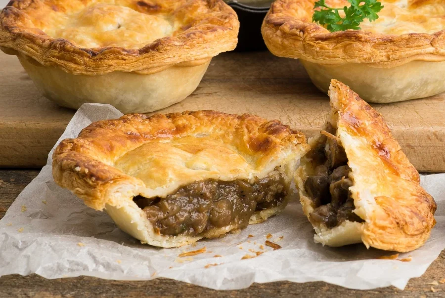 Bánh nướng Meat Pie giản dị mà hấp dẫn mang hương vị đặc trưng của ẩm thực Úc