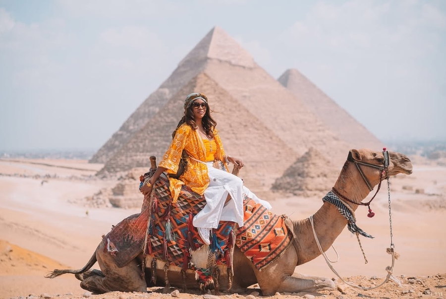 Với khí hậu khô và nắng nên du khách hãy chọn quần áo sáng màu và chất liệu thoải mái nhé