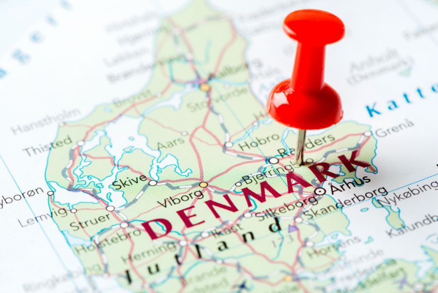 Đan Mạch nằm ở khu vực Bắc Âu, thuộc khối Scandinavia và có diện tích khoảng 43.000 km2