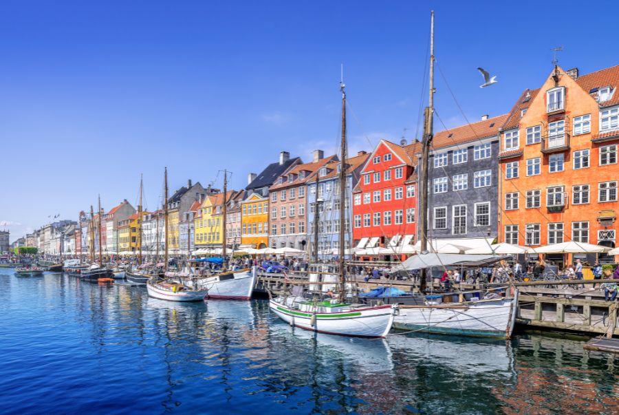 Copenhagen sở hữu rất nhiều điểm đến nổi tiếng như Nyhavn rực rỡ sắc màu