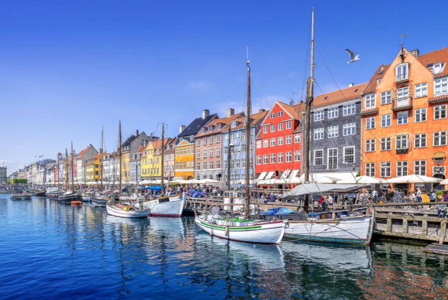 Copenhagen sở hữu rất nhiều điểm đến nổi tiếng như Nyhavn rực rỡ sắc màu