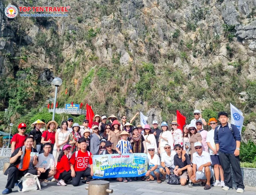 Đoàn khách Top Ten Travel trên hành trình du lịch lễ, khám phá các điểm đến đẹp