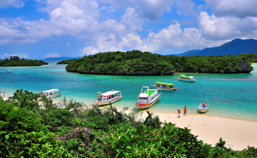 Okinawa nổi tiếng với bãi biển ngập nắng, làn nước trong xanh ngọc bích và một nền văn hóa cổ kính