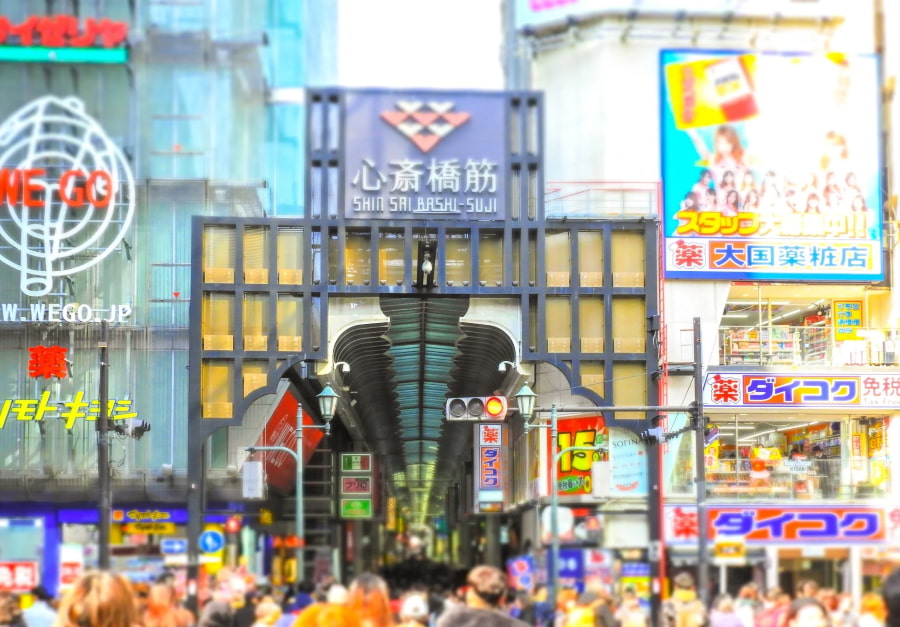 Shinsaibashi là một trong những khu mua sắm sầm uất và nổi tiếng nhất ở Osaka