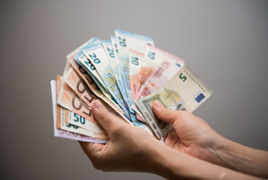 Đồng tiền phổ biến và có tính thống nhất cao nhất tại Châu Âu chính là Euro (€)